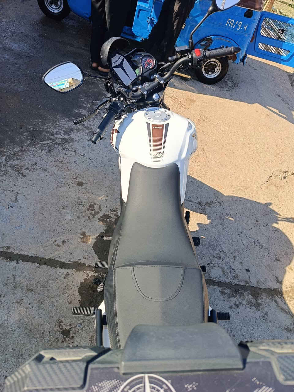 🚨 للبيع – دراجة RK 200 موديل 2025 🚨
للبيع دراجة RK 200 موديل 2025 بحالة ممتازة جدًا، استخدام خفيف ونظيف، ما بيها أي حادث أو ضرب.

✔ أوراق كاملة – رقم أربيل

🔹 المواصفات:

🔸 سعة المحرك: 200cc

🔸  تبريد هوائي

🔸 جير عادي 5 سرعات

🔸 تشغيل سلف + هندر

🔸 نظام  كاربراتير

🔸 صرفية بنزين اقتصادية جدًا

🔸 فرامل دسك أمامي

🔸 مساعدات أمامي تلسكوبي + خلفي مزدوج

🔸 عداد ديجيتال

🔸 إنارة قوية 

🔸 صندوق خلفي كبير جي اس

🔹 الحالة:

✔️ مكفولة موديل 2025

✔️ ماشية قليل

✔️ ماتحتاج أي صرف

✔️ جاهزة للاستخدام فورًا

✔ بعدها بضمان الشركه

سعرها بالسوق يوصل أكثر من هذا حسب الحالة،

لكن معروضة بسعر مناسب لسرعة البيع 🔥

🔹 أسباب البيع: (ظروف خاصة)

💰 السعر: 3.200 (قابل للتفاوض للجادين فقط)

📍 المكان: بغداد مدينه الصدر الاورفلي

📞 للتواصل:***********///***********
