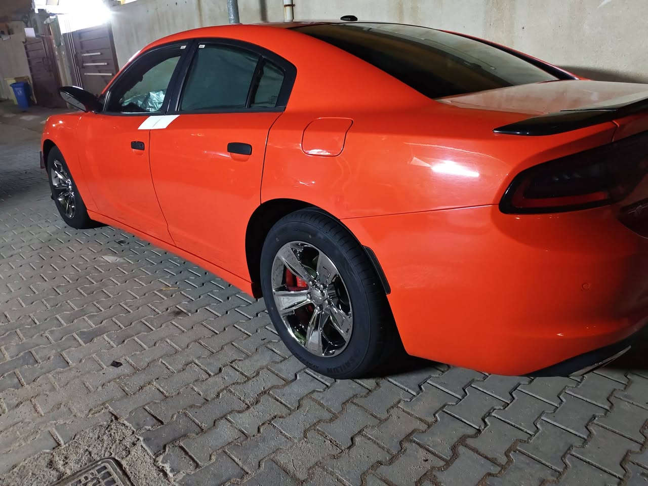 دوج جارجر برتقالي رقم بغداد كلين 
المواصفات ...شاشه كبيره وحساسات خلفيه وكامره خلفيه وكشنات جلد وتشغيل عن بعد وعينه 260 وشفتات ستيرن بيه تكحيل بسيط وبيه بارد ما يبين السعر 210 وبيه مجال للستفسار اكثر ***********
