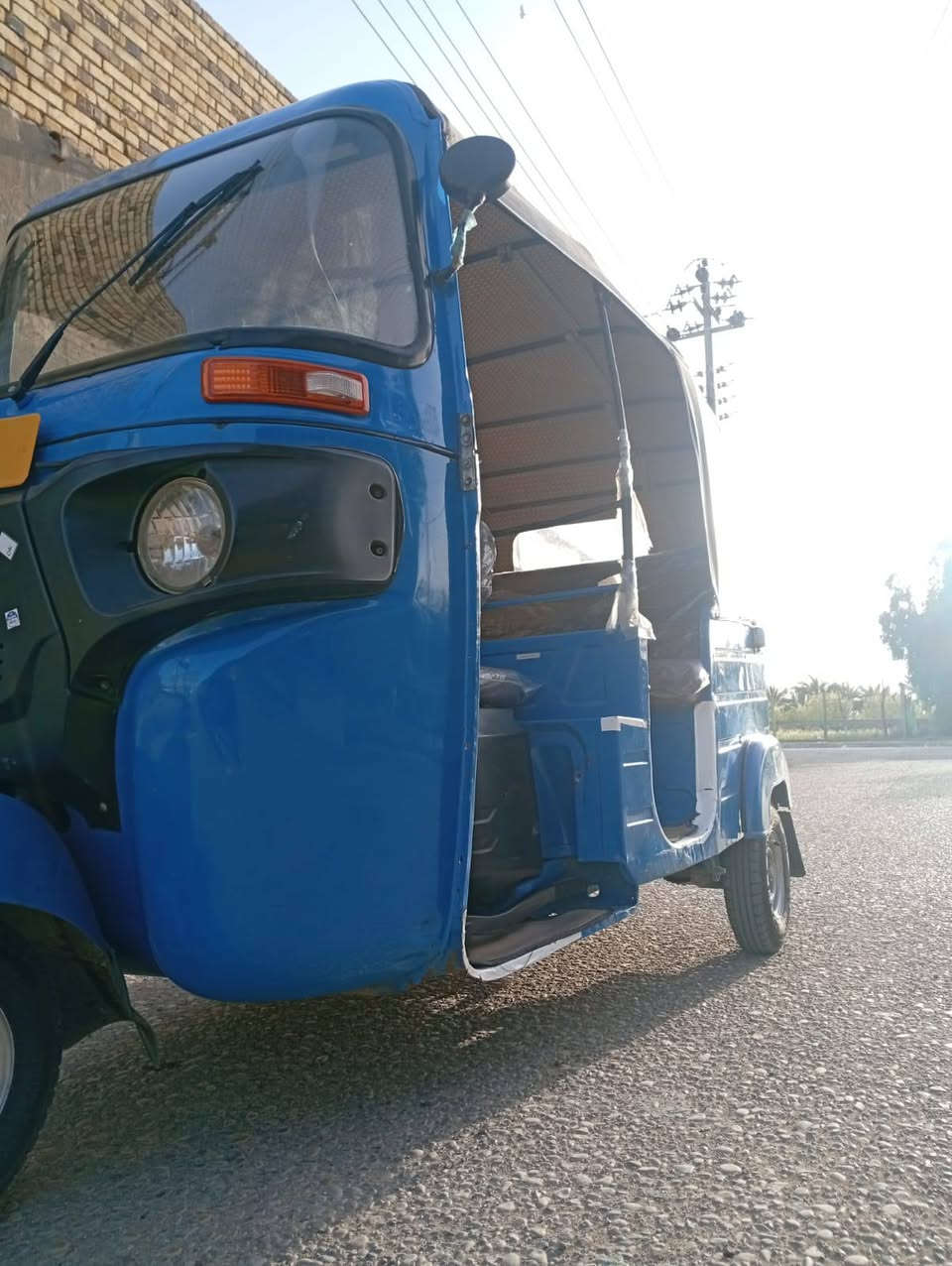 السلام عليكم تكتك للبيع موديل 20شهر 12 سنويه الكشره مكفوله من الصبغ والمعجون المحرك مجفت بس بوشه وبستم شركه تخم تاير جديد كهربايات كلها شغاله المكان ميسان المجر الكبير الرقم الهاتف ***********
