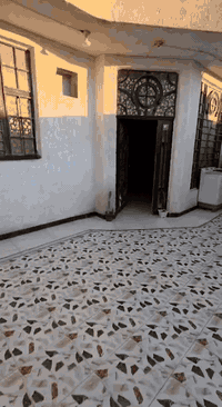 بيت كامل مساحة ٢٠٠م مصفر مكانه كوت السفحه الأولى ب٦٠٠٠ جاهز للسكن مابي اي نقص خدامات كامله قريب على المدرسة *********** متوفر واتساب
