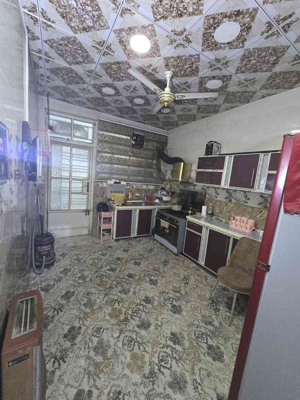 بيت للبيع بنزلت العتيكه مساحه ١٨٠ يتكون البيت من غرفتين وصاله استقبال ومطبخ وطارمه صحيات خارجي وداخلي وخطين وطني ومولده ومجاري اتصل على رقم ***********
