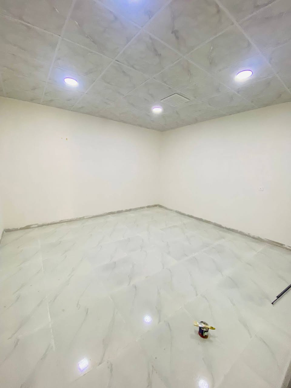 دار للبيع طابو صرف شرط التحويل
مساحه الدار ١٠٠ متر طولي طابقين درج خارجي
كركوك حي العسكري قرب مدرسة الجوهرة
الدار طابقين يحتوي على غرفة نوم وهول مع مطبخ واستقبال صحيات داخلي و خارجي و كراج مع درج خارجي
الطابق الثاني نفس محتويات الطابق الأول
بيت نظيف بناء حديث فول سيراميك و سقف ثانوي  و نظام تبريد مركزي
منطقه هادئه و خدمات كامله قريبه من المدارس
السعر علق بكلمه تم يجيك السعر على الخاص
للاستفسار الاتصال على ***********
او زيارة مكتب قصر الصيادة للعقار حي العسكري قرب جامع صالح بهاءالدين بصف المستوصف
