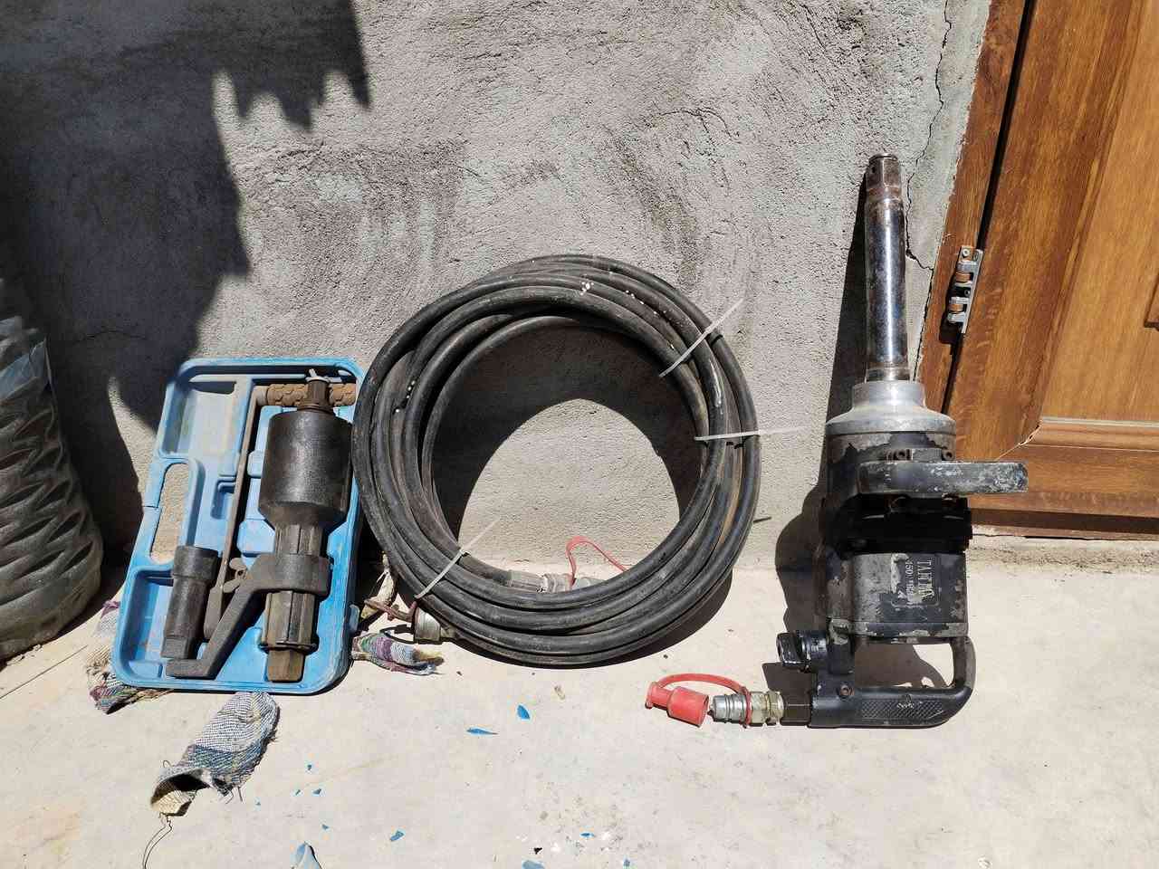 السلام عليكم  دەمانچەی هەوای تایە کردنەوەی لۆری  لەگەڵ 15 مەتر سۆندەکەی  و یەک حوشتری دەستی کامل  ئەم شتانە هەمووی ئەسڵی کڕدراوە کاتی خۆی ئێستا لۆریمان نەماوە ئەیفرۆشین  هەموشی زۆر کەم بەکار هاتوە و تازە ماوەتەوە بەشەرتی بێ عەیبی پێت دەفرۆشم لە سلێمانین نرخی هەمووی 100$  قفڵ  ئەگەر حەزت لێیە ئەمە ژمارەکەمە تەلەفون بکە ***********
