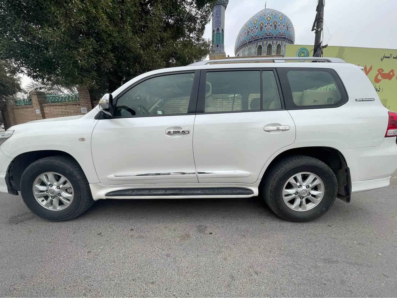 السلام عليكم 

لاندكروز 2011  (( ستينية )) للبيع 

فوول مواصفاات 1 / 1 

فتحة / بصمة / ثلاجة / كرسي كهرباء 
وبعد هواي بيه مواصفااات 

 (( حجم المحرك 8 سلندر  )) 

السيارة تجي تشوفه احلى من الصور بهواي 

كاملة مكملة من كلشي شغل واطلع
مكفولة كفاالة عاامة من الصصبغ
غير مكفووولة من الضربة 

         (( صوور السسونار داخل المنشور ))

مكانها بغداد الكرادة
*********** بغداد, العراق
