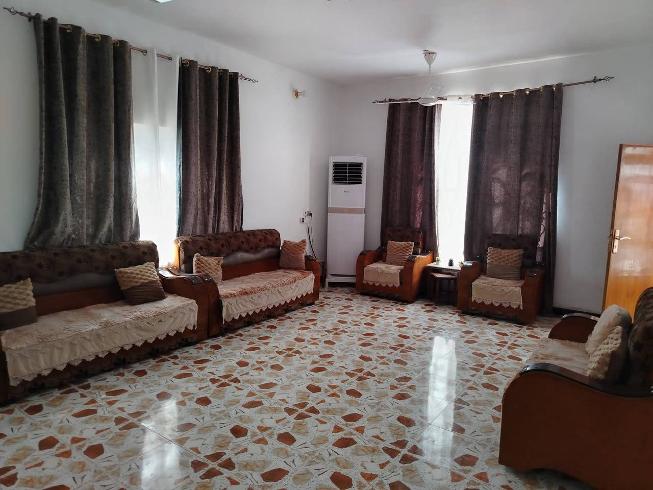 سلام عليكم دار للبيع مساحه 500متر الدار يتكون ثلاث غرف صاله مطبخ هول داخلي حمامات  داخليات ثنين البيت مرتب وجديد للستفسار ع الرقم ***********
