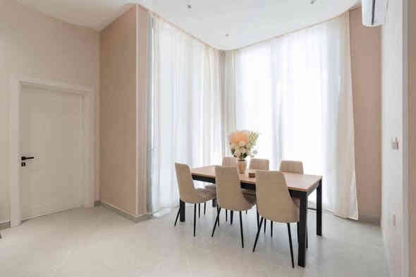 🌟 **فرصة لا تعوض في مشروع بحيرة الأمنيات!** 🌟
استثمر في أفخم مشروع سكني في كربلاء بمساحة 100 دونم، مع عدد وحدات سكنية محدود يبلغ 461 وحدة فقط!

🏡 **مميزات المشروع:**

- **مساحات متنوعة:** 200م²، 250م²، 300م² (فلل) و600م²، 700م² (قصور).

- **موقع استراتيجي:** كربلاء - شارع المجمع الحكومي.

- **خدمات بلا منافس:** 

  - ثاني أكبر بحيرة كريستالية في العراق.

  - أكثر من 55% مساحات خضراء ومناطق ترفيهية.

  - مول بارتفاع 6 طوابق.

  - مدرسة سيدرز البريطانية.

💰 **العروض:**

- **خصم 5% عند التسديد.**

- **خصم 20% عند الدفع كاش.**

**أسعار تبدأ من 350 مليون على مساحة 200م².**  

مدة تسديد 3 سنوات، مقسمة على 

15  دفعة كل 3 أشهر.

📞 للحجز والاستفسار، تواصل مع موظفة المبيعات زهراء محمد
***********

لا تفوت هذه الفرصة!
