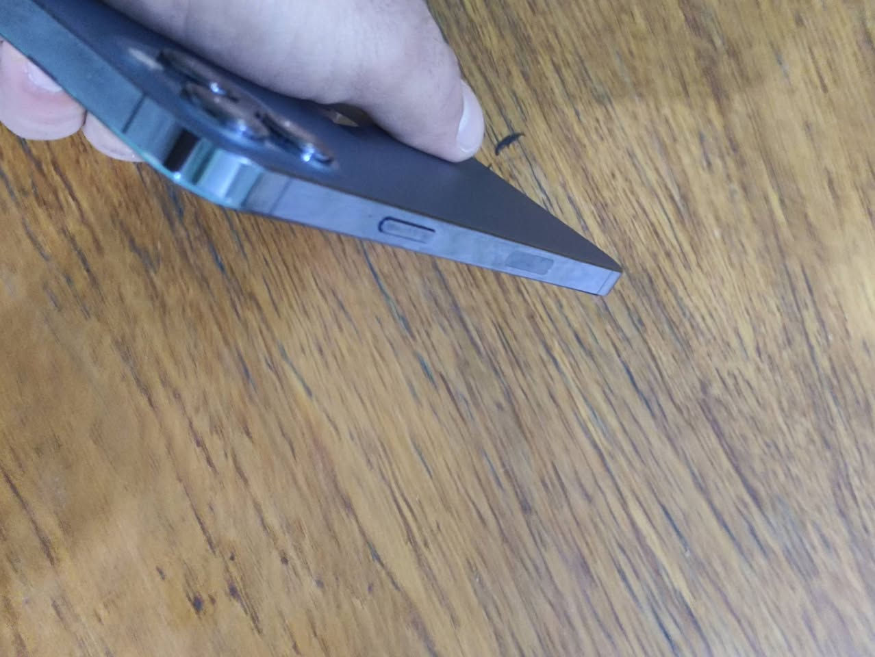 سلام عليكم 12 5Gpro max  ذاكرة 256 بطارية 88 ممبدل بي شي نظيف مكاني بغداد
سعرة 450 وبي مجال بسيط 
رقم ***********
