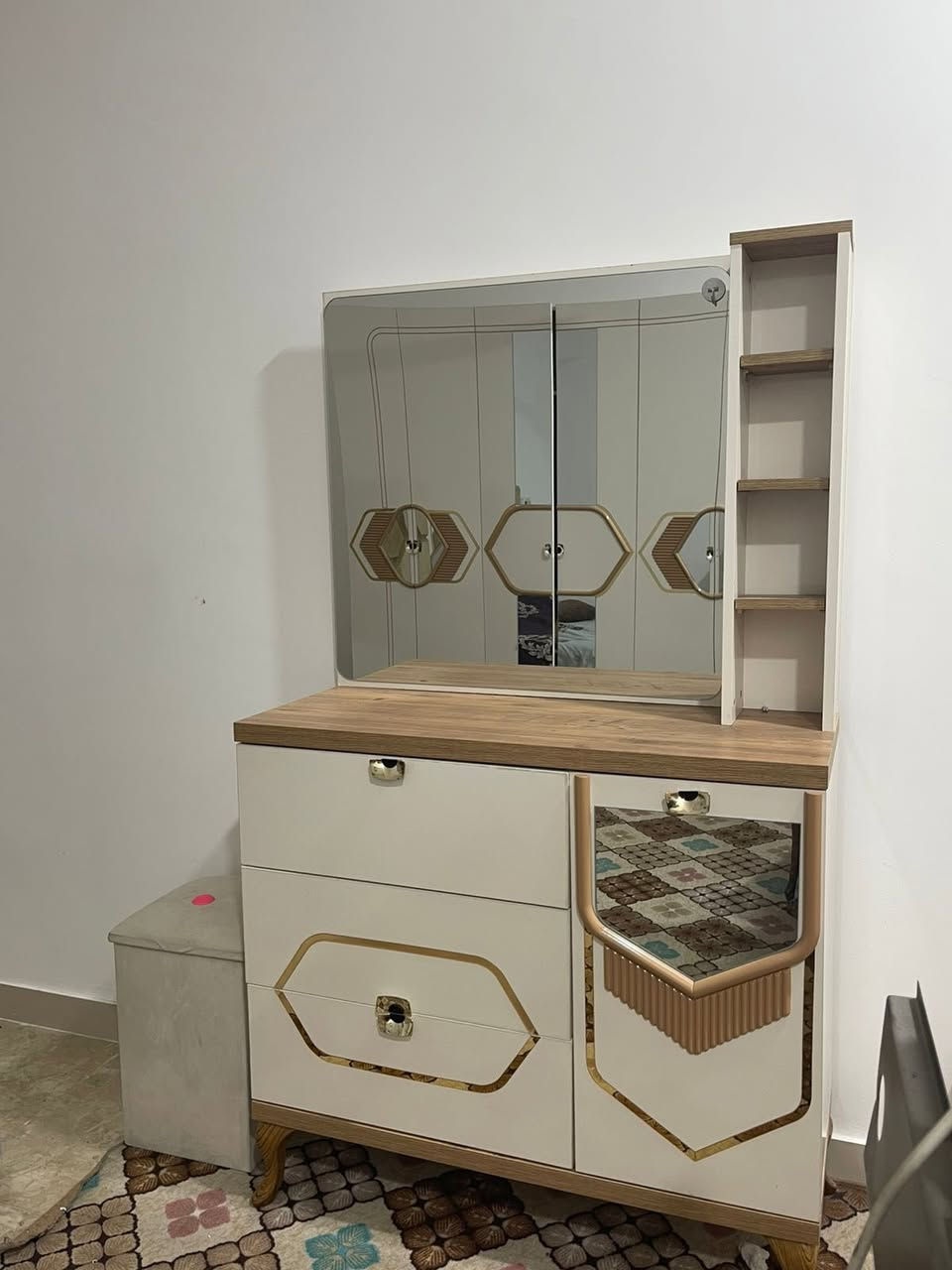 غرفه اخشاب استعمال قليل اخو الجديد اب ٨٥٠ 
***********
