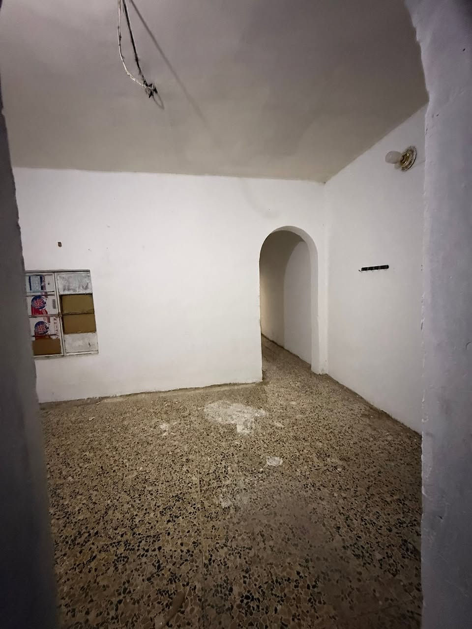 السلام عليكم بيت مساحه 100 متر 3 غرفه نوم طابقين ابو دشير شارع الضغط مقابل حسينه الكلاظمين يجار 300 
***********
