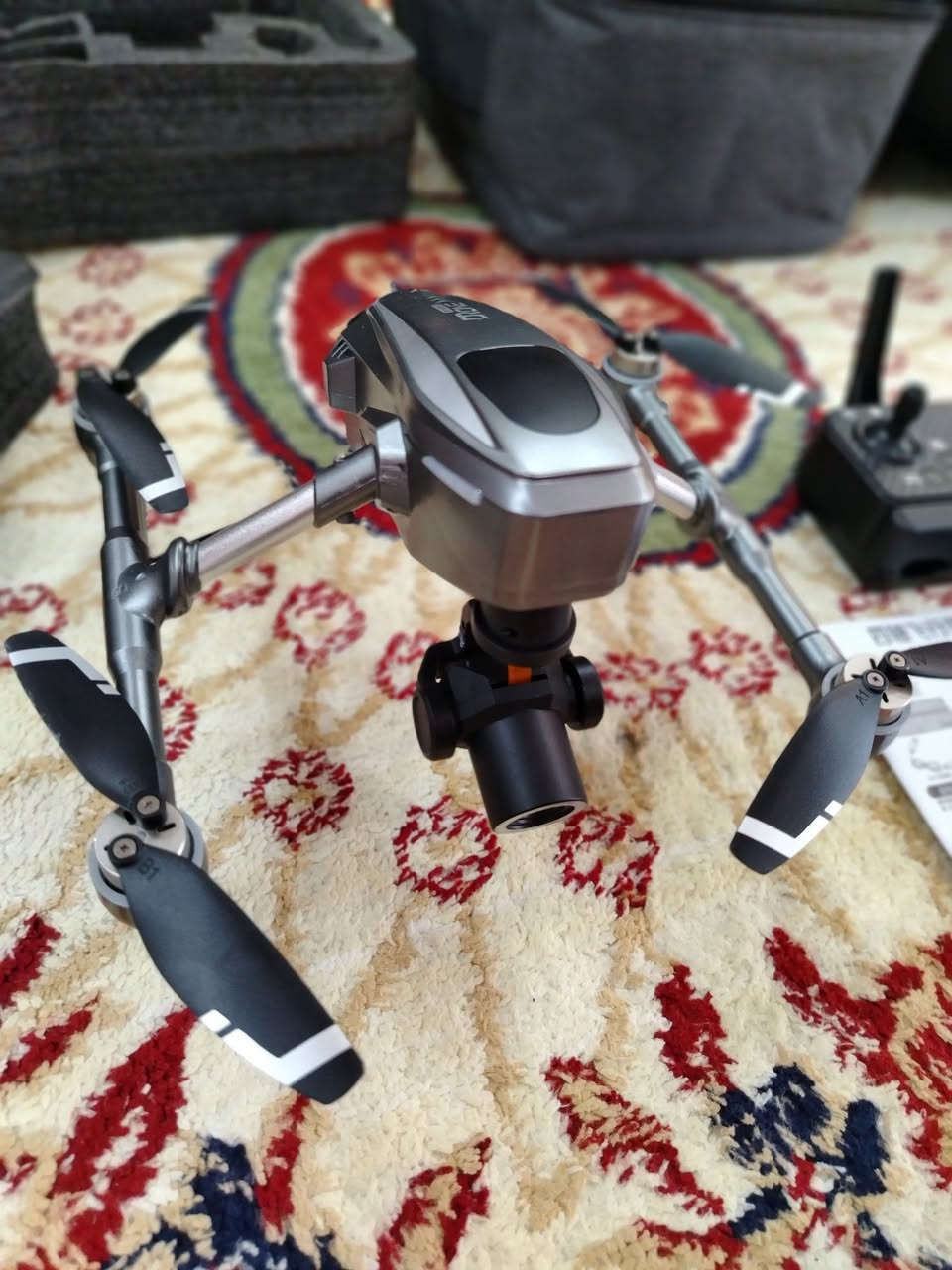 السلام عليكم طائرة تحكم عن بعد تصوير للبيع🔥
تحتوي على كاميرا مزدوجة (أمامية وسفلية) بدقة تتراوح من 720 بكسل إلى 4K، مما يسمح بالتقاط الصور والفيديو من زوايا مختلفة،  تتصل الطائرة بتلفون عبر WiFi لتبث فيديو حيًا (FPV - First Person View) إلى تطبيق مخصص، مما يتيح لك رؤية ما تراه الطائرة في الوقت الفعلي.بطارية ليثيوم أيون 3.7 فولت (بسعة حوالي 500 مللي أمبير في الساعة)، وتوفر وقت طيران يتراوح بين 7 إلى 12 دقيقة تقريبًا، مع وقت شحن حوالي 60-90 دقيقة.
اضافه الى ريشات وبطارية احتياط
السعر125🔥🫡للتواصل خاص او واتساب فقط ***********
