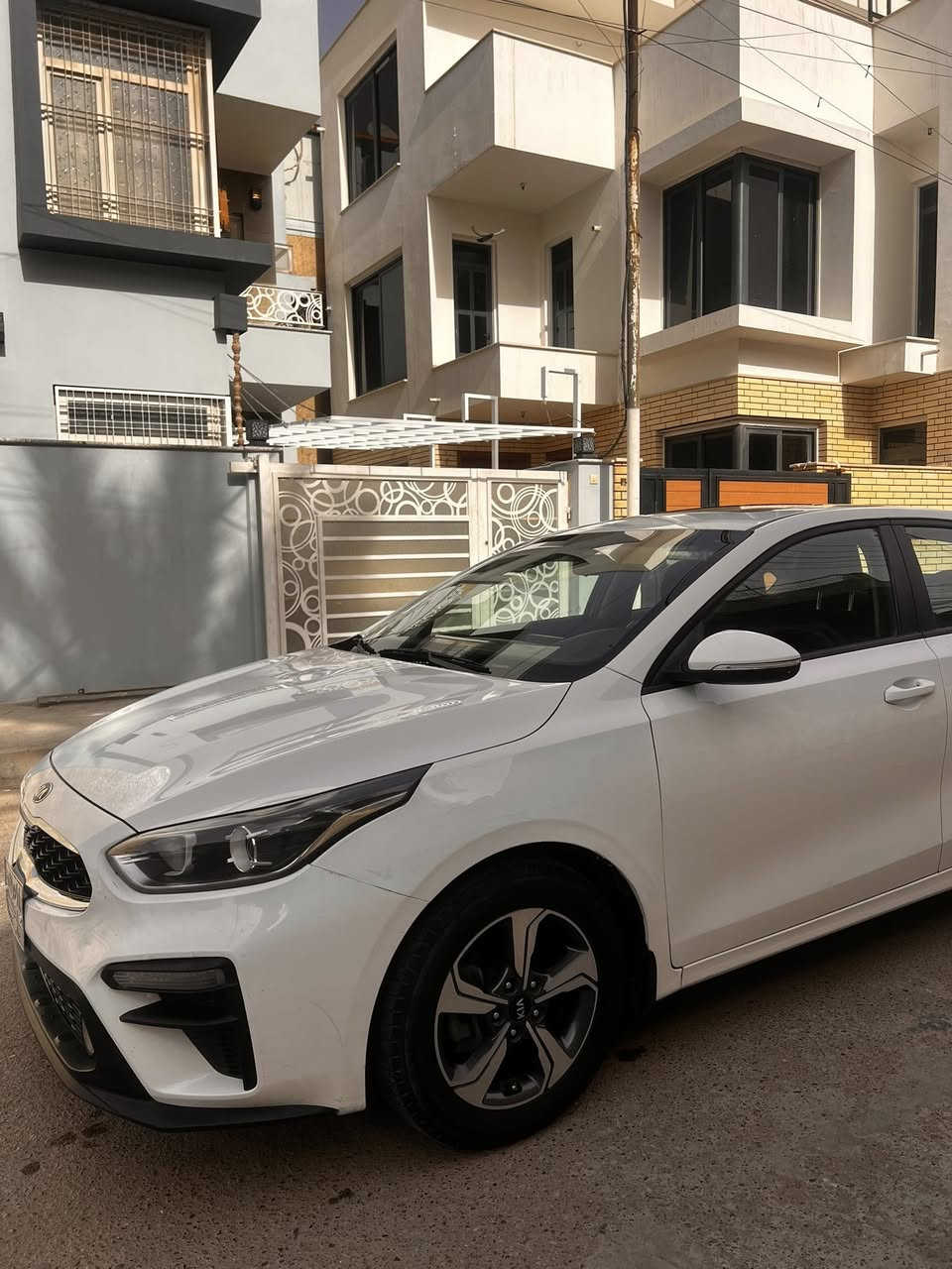السلام عليكم 
كيا سيراتو 2020 خليجي مكفولة من الضربة والصبغ 
مواصفات السيارة فتحة سقف تحكمات فول حساس خلفي مكينة 1600 دوش 
قطعتين تبريد انظمة قيادة 
السيارة جاهزة من جميع النواحي 
ماشية 103 الف 
مكاني بغداد / الكرخ 
السعر 148
رقم الهاتف ***********
