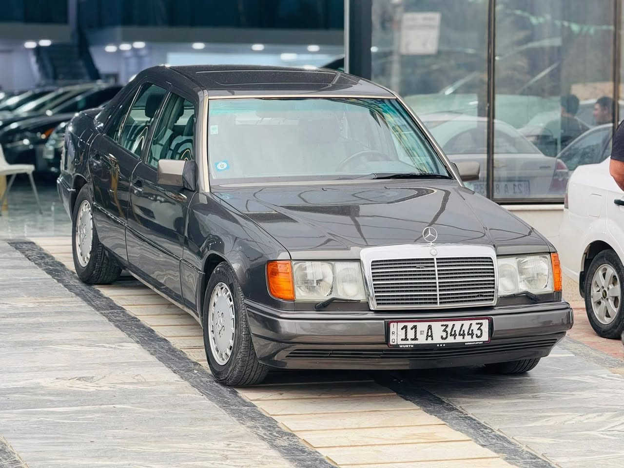 سلام عليكم
نوع السيارة /  مارسدس دب 300
موديل /1991
صبغ عام جماليه 
رقم بغداد 
شرط تحويل وكاله   
العنوان / ديالى - خانقين
***********
