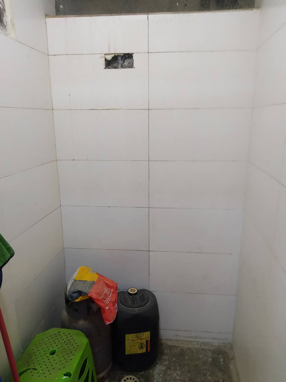 يعلن مكتب الباش الشمري للعقار والمحاماة عن توفر 
دار للبيع مساحة 40 متر. بناء حديث يحتوي على استقبال ومطبخ وخدمات  ومنور طابق ثاني غرفتين. طابق  ثالث بيتونة وسطح العنوان بغداد الجديدة. شارع المسبح قرب معهد  المعلمات للاستفسار مراسلة واتساب اوتصال ***********
