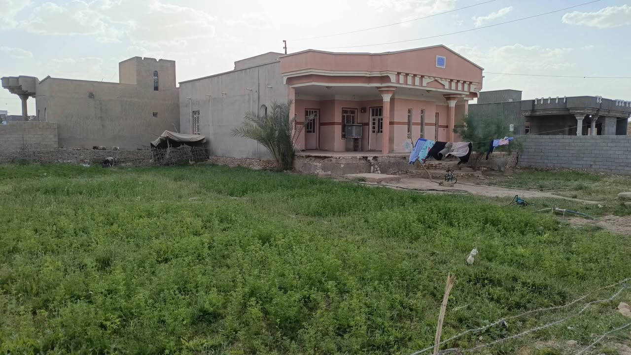 السلام عليكم
بيت + قطعت ارض في حوش واحد 
موقع البيت قرب مدرسة الفلاح الابتدائيه 
مساحت البيت 600 
مساحت القطعه 500 
غرفتين +استقبال +ممر + ديوانيه + صحيات خارجيه 
(سعر البيت 55) + (سعر القطعه 20) وبي مجال للعمله 
للاستفسار / ***********
