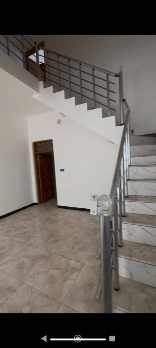 بيت 100 م 
يحتوي الطابق الأول على غرفة وصالة ومطبخ واستقبال وحمامات داخلية وخارجية والطابق الثاني على غرفة وبيتونه وسطحين
 
عنوان تجاري موقع شارع المطار الجديد _مقابيل الشارع العام مقابل  مجمع جوهرة العرب #وبسعررررر مناسب 
للاستسفار ***********
