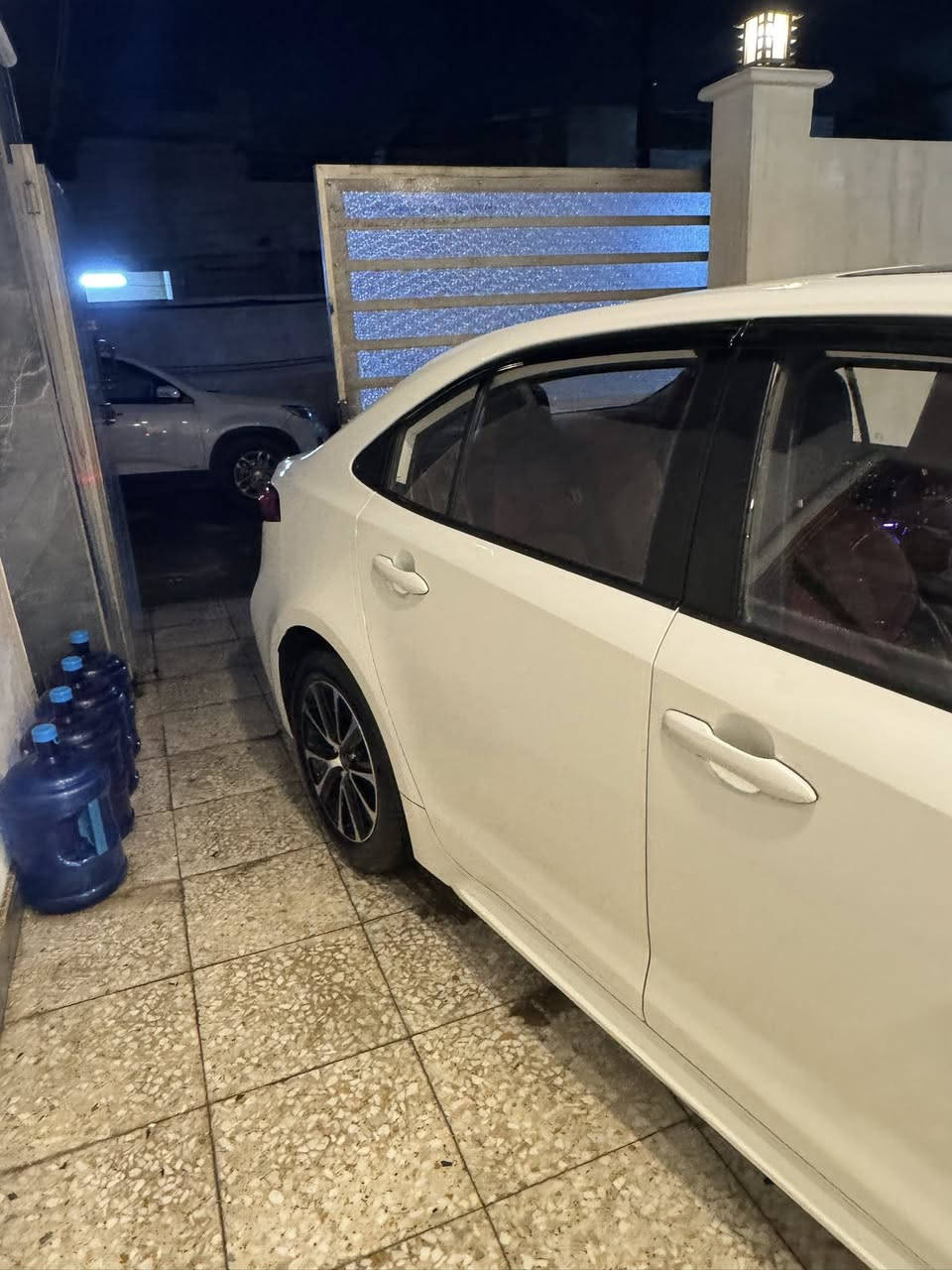 سلام عليكم كورلا هايبرد للبيع موديل 24 شكل الامريكي سيارة حلوة ونضيفة ماشية 67الف شادلهة انارة داخليهة شغل بلاد والسيارة على ايدي بيهة بارد بل جنطة اقل الاصبع وبيهة تكحيل بل دعامية الامامية وباقي مواصفات السيارة معروفة رادار امامي سياقة ذاتية بصمة فتحة السعر 145 وبيهة مجال وهذ رقمي       ***********
