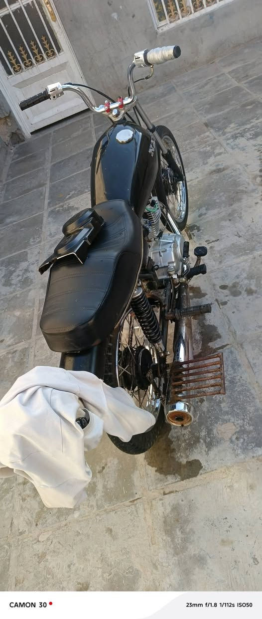 للبيع دراجتين كلك مكاني نجف ابصخير وحده 150 قفل وحده 300 *********** مو يراسلني واحد ها هاي تُعباُنٌهْـ ماعرف شنو ابيع مال شغل اني  تاخذك للشغل وترجع💞
