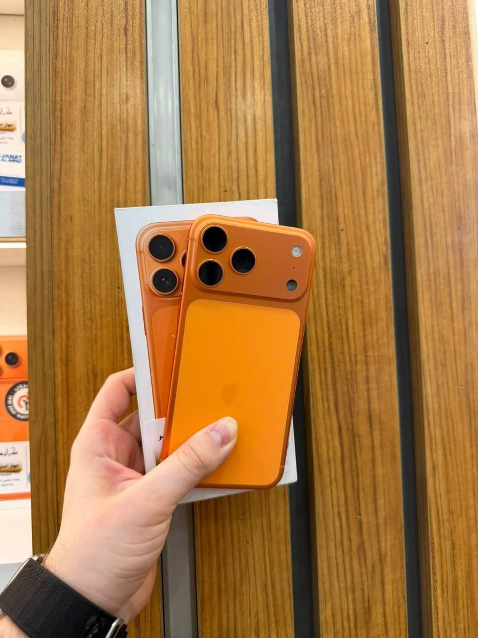 ايفون 17 برو ماكس 
 256 ذاكره
شريحه الكترونيه عدد دورات شحن 59
قفله 1800
مع ست كفرات اصليه وياه 
***********
