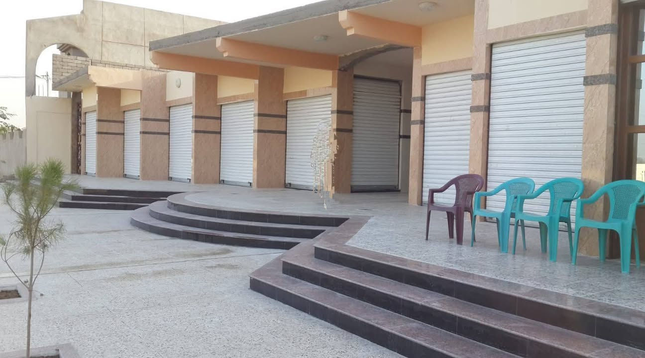 عمـارة تجـارية للبيـع
الموصل مدخل حاوي الكنيسة 
المساحة 1000 م ركن 
واجهه 29 م  على الشارع العام 
تحتوي على 8 محلات 
  وقاعة داخلية 750 م 
ممكن بناء طابق ثاني 
شقق  سكنية
أو عيادات طبية 
موقع مميز  اطلالة جميلة 
للاستفسار والتواصل 
مراجعة 
مكتب الربيع الحدباء
موصل حي النجار
 مجاور 
لحم بعجين  AT   او 📲

***********   وات ساب
