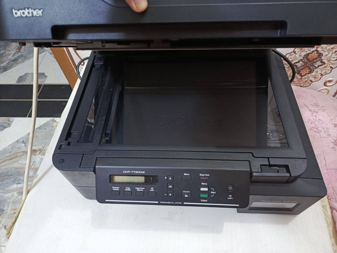 عندي طابعه حديثه اريد أبيعها استخدمتها شهر واحد
طابعة Brother DCP-T720DW 
اقتصادية جداً: تعمل بنظام خزانات الحبر (بدون خراطيش)
شاملة (3 في 1): تطبع، وتصوّر (نسخ)، وتمسح ضوئياً (سكانر).
ذكية ولاسلكية: تدعم الـ Wi-Fi للطباعة مباشرة من الموبايل أو اللابتوب بدون أسلاك.
مريحة وموفرة للوقت:
تطبع على الوجهين تلقائياً لتوفير الورق.
تحتوي على سحب تلقائي للأوراق (ADF) لتصوير ومسح المستندات الكبيرة دفعة واحدة.
جهاز  اعتمادي .
بالاضافه وياها احبارها الاصليه  بيها ابيض واسود وملون 
الأحبار حتكون مجانية 
السعر ع الخاص


**إذا كنت صاحب هذا الإعلان وتريد حذفه لأي سبب، رجاءا أرسل رسالة إلى الدعم الفني**