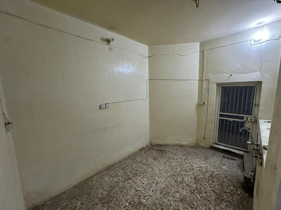 السلام عليكم بيت للايجار ١١٠ م طابقين غرفتين نوم نظيف جدا شارع ٦٠ مقابل بوابه الفنون ب٣٥٠ مع الماء والكهرباء وبيه مجال مطلوب عائله صغيره للتواصل ***********
