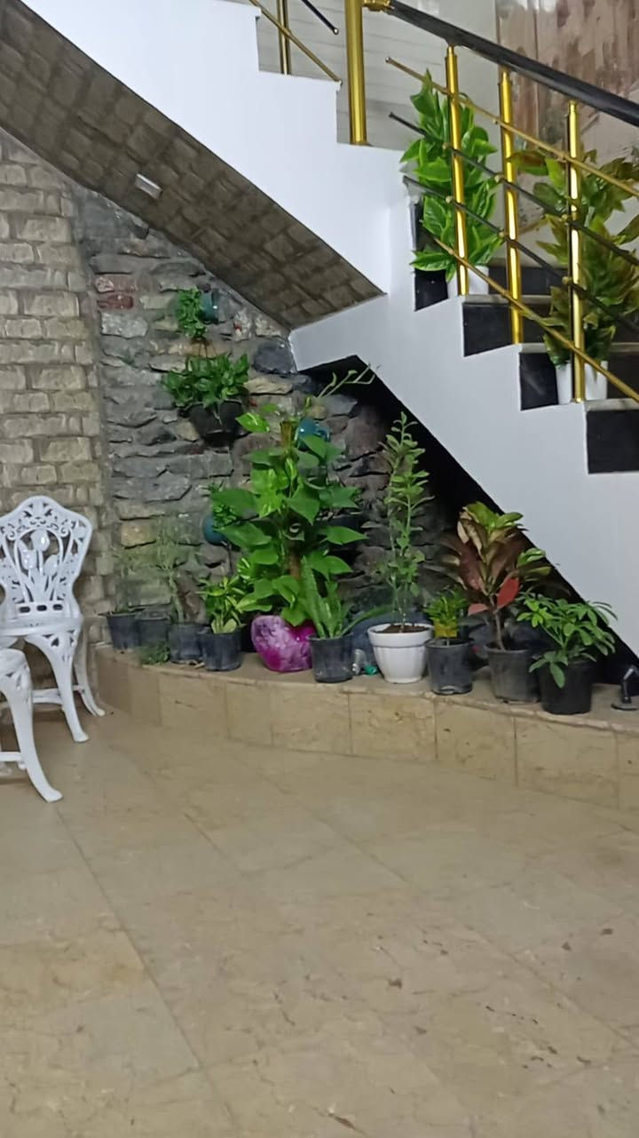 السلام عليكم 
مشتمل للبيع مساحة 100م الواجهة 5م والنزال 20م منطقة البنوك سوق الميثاق قرب ثانوية الاعتزاز فرع احذية ميرا
ثلاث طوابق الأول يحتوي على مدخلين و 2خدمات خارجية وداخلية استقبال 4×4 وصالة +مطبخ مفتوح+غرفة نوم5×4
الطابق الثاني غرفتين نوم 5×4و 5×5
وصالة وسطية كبيرة +خدمات 
الطابق الثالث ايضا غرفة نوم 5×4
وصالة كبيرة +خدمات 
والطابق الرابع غرفة مخزن  سندويج بنل 5×5
التواصل مع الرقم 
***********
***********
