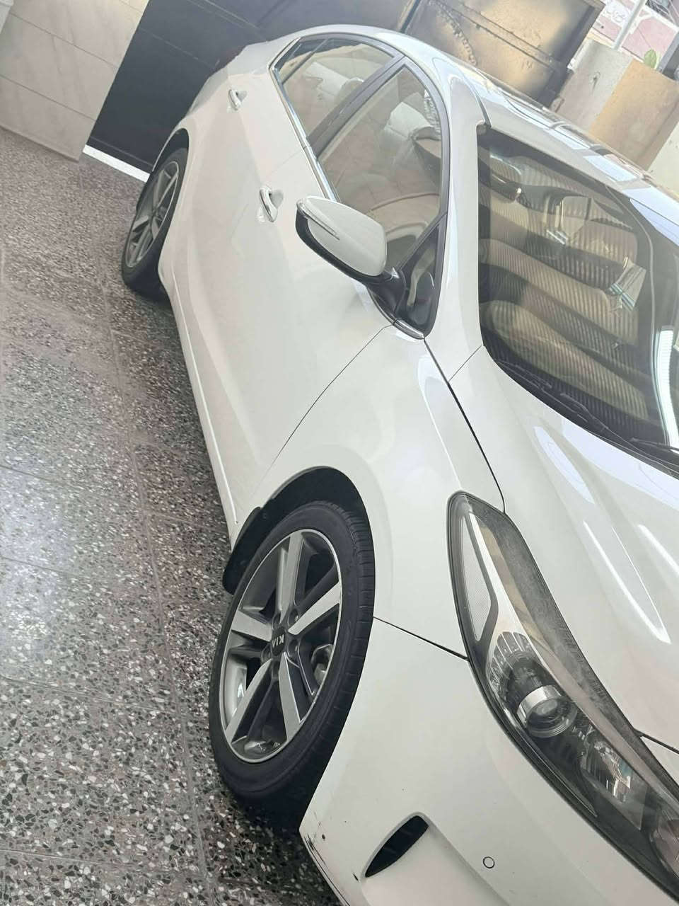 السلام عليكم سياره سيراتو خليجي اللون ابيض صدفي وارد ايراني viv موديل 2017 رقم بغداد
مكينه 2000 ماشيه 93 فول واحد عله واحد كشنات الامامي تدفأه تبريد الخلفي تدفأه تبريد ثلج قطعتين 
السياره خير من الله  المكان بغداد البياع للتواصل هذا رقمي ***********
