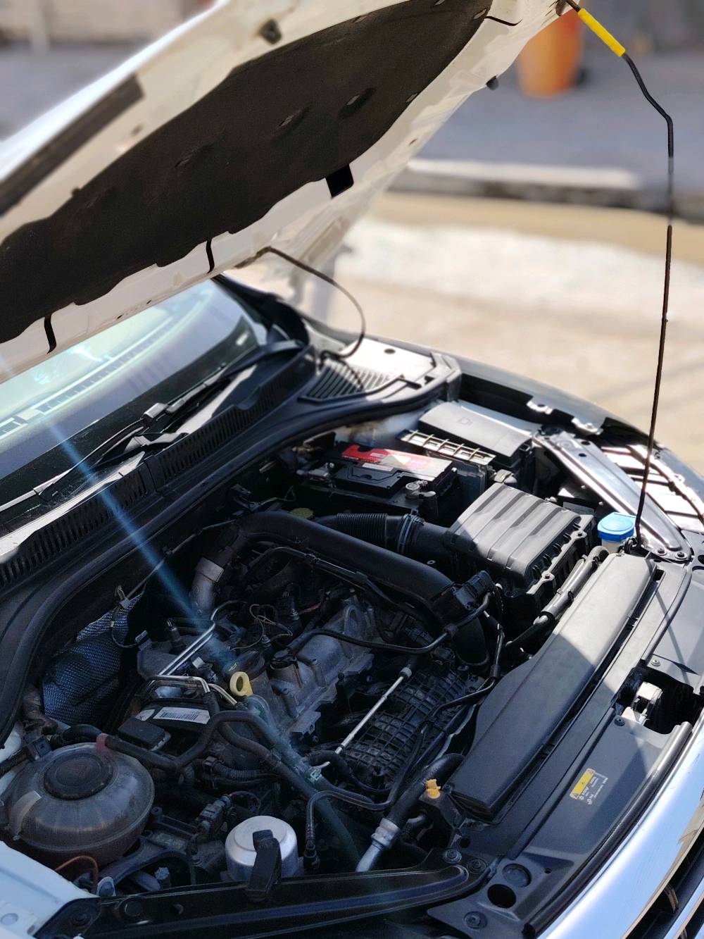 سلام عليكم 🚗 للبيع – Volkswagen Jetta 2021 – لون أبيض لؤلؤي 🚗
متوفر للبيع سيارة فولكس فاجن جيتا موديل 2021، لون أبيض، بحالة ممتازة جداً، استعمال شخصي ومن مالك واحد، محافظة عليها بشكل دقيق.
🔹 سنة الصنع: 2021
🔹 اللون: أبيض لؤلؤي
🔹 ناقل حركة: أوتوماتيك Tiptronic
🔹 نوع المحرك: 4 سلندر تيربو – اقتصادي وقوي بالأداء
🔹 نظام دفع أمامي
🔹 صرفية وقود ممتازة ومناسبة للاستخدام اليومي
المواصفات والتجهيزات:
✔ شاشة معلومات وترفيه تعمل باللمس
✔ نظام بلوتوث + USB + Apple CarPlay / Android Auto
✔ كاميرا خلفية مع حساسات
✔ مثبت سرعة
✔ تحكم بالمقود (ستيرن)
✔ نظام مانع انزلاق وثبات إلكتروني
✔ وسائد هوائية متعددة
✔ تكييف ممتاز جداً
✔ جنوط أصلية
✔ إطارات بحالة جيدة
السيارة خالية من الحوادث المؤثرة، شرط الفحص بالكامل، الهيكل والشاصي سليم.
لا تحتاج أي مصروف، جاهزة للاستخدام فوراً.
السعر قابل للتفاوض بالمعقول للجادين فقط.
للاستفسار والمعاينة يرجى التواصل على الخاص.