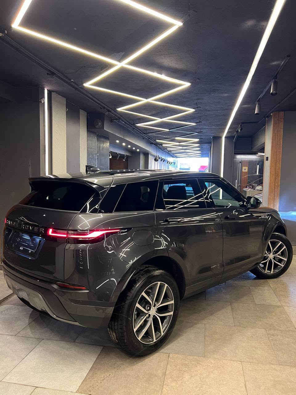 🚘 Range Rover Evoque P160 R-Dynamic
📅 موديل 2026
🆕 Zero بالكامل

✨ المواصفات:
✔️ Keyless Start
✔️ LED & Auto Headlights
✔️ Adaptive Cruise Control
✔️ Apple CarPlay & Android Auto
✔️ سقف بانوراما
✔️ جنوط 19 إنش
✔️ كراسي كهرباء + Memory
✔️ كاميرات 360°
✔️ تصميم R-Dynamic الرياضي الفاخر

سيارة تجمع بين الفخامة، الأداء، وأحدث وسائل الراحة والتكنولوجيا، بحالة زيرو وجاهزة للاستلام.

📩 للتواصل والاستفسار: خاص.


**إذا كنت صاحب هذا الإعلان وتريد حذفه لأي سبب، رجاءا أرسل رسالة إلى الدعم الفني**
