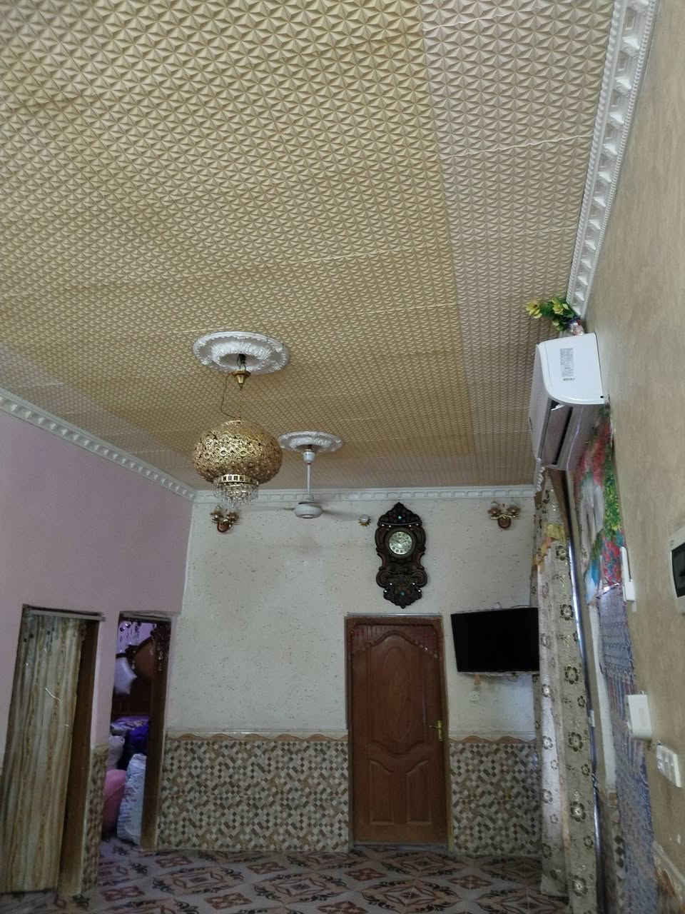 سلام عليكم ابيت طابو 200متر 3 غراف ومطبخ و صاله و ديوانيه وطارمه كبيره ومطبخ خارجي السعر 80 مكانه قراب دائره الكهرباء جديده وره الحسينيه مال ابو فاضل العباس. هذه راقمي ***********
