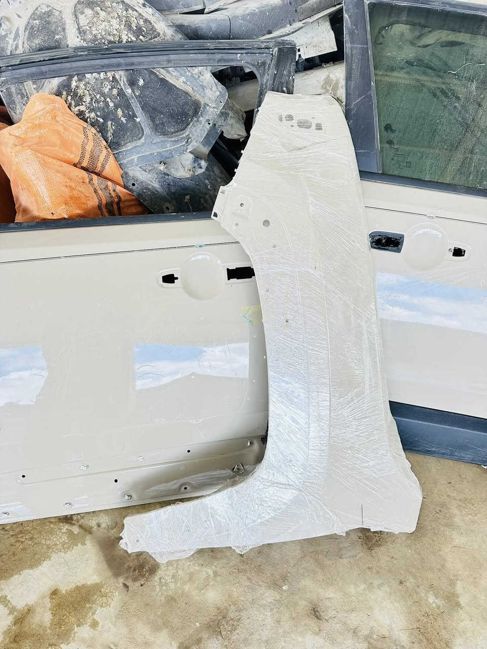 السلام عليكم يوجد أبواب جيب رينجد ٢٠١٥ ودشبول وغرفة داخلية وصندوق خلفي  للاستفسار ***********
