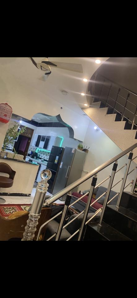 اللهم صل على محمد وال محمد مشتمل 100م للبيع طابقين كامل المواصفات بناء حديث غرفتين نوم وهولين واستقبال ومطبخين حار وبارد وصحيات 3خارجيه وداخل البيت وفوك مجاري وكهرباء خطين والسطح شتايكر الي يريد يستفسر يتصل على الرقم ***********
