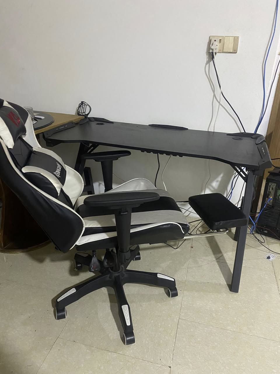 وتساب فقط ***********
ريد دراكون كرسي وميز ابيعهم سوه فقط
