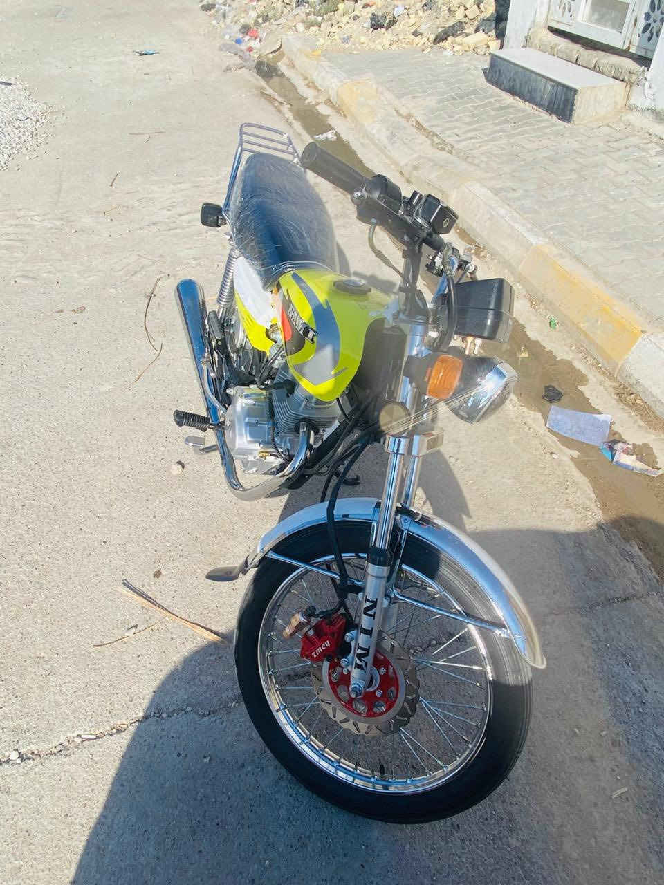 السلام عليكم 
شباب دراجه للبيع موديل 23 مكفوله كفاله عامه دراجة سنويه باقي على استلام الوحات رقم واسط دراجه جديده بمعنى الكلمة للاستفسار: ***********
