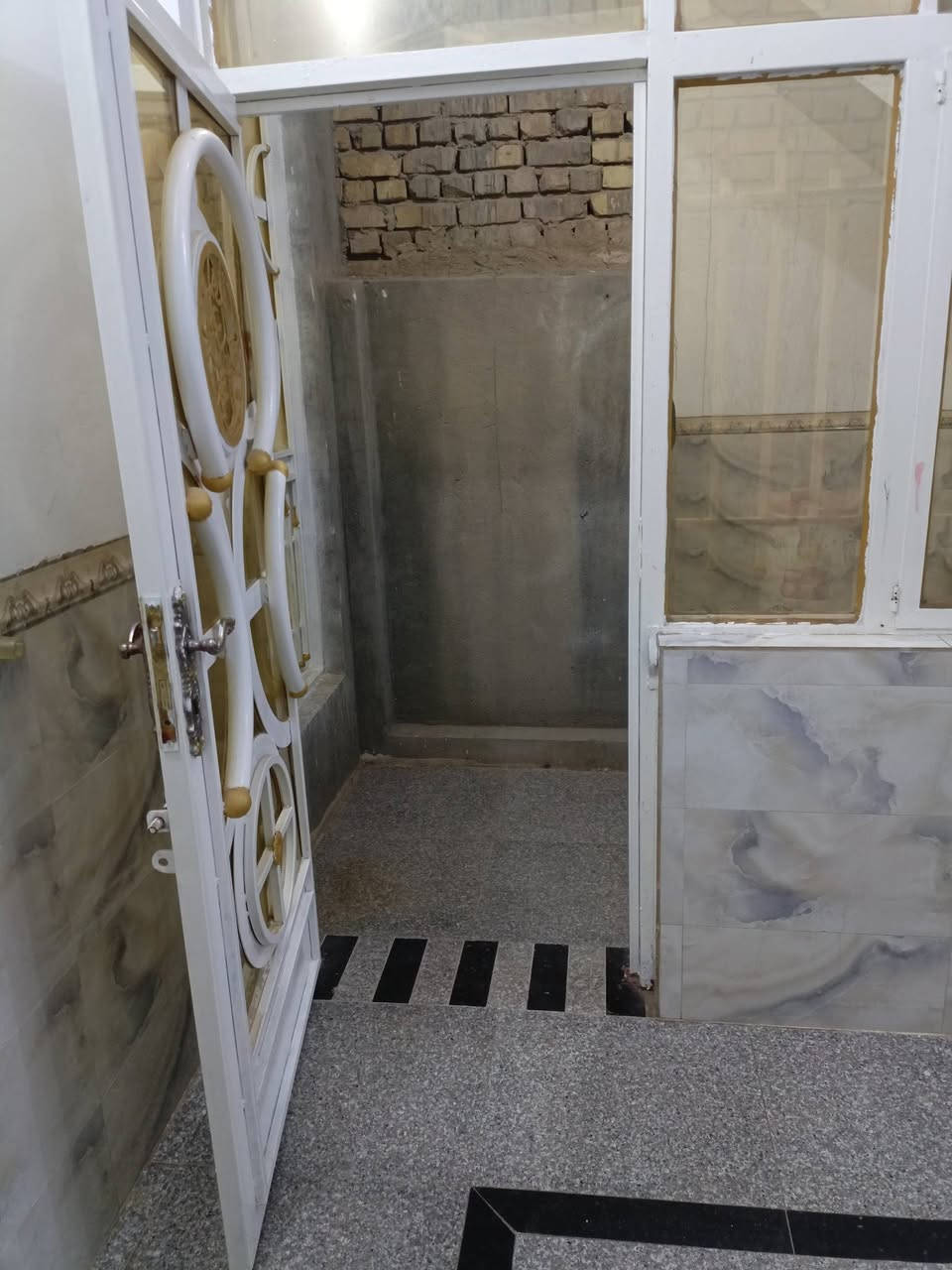 السلام عليكم مشتمل للبيع 100م طولاني جاهز وفارغ العنوان حي الحوراء شارع المدارس قرب  مدرسة التعاون العربي السعر المطلوب 75 مليون وقابل للتفاوض الاتصال على الارقام التاليه 
***********
***********
