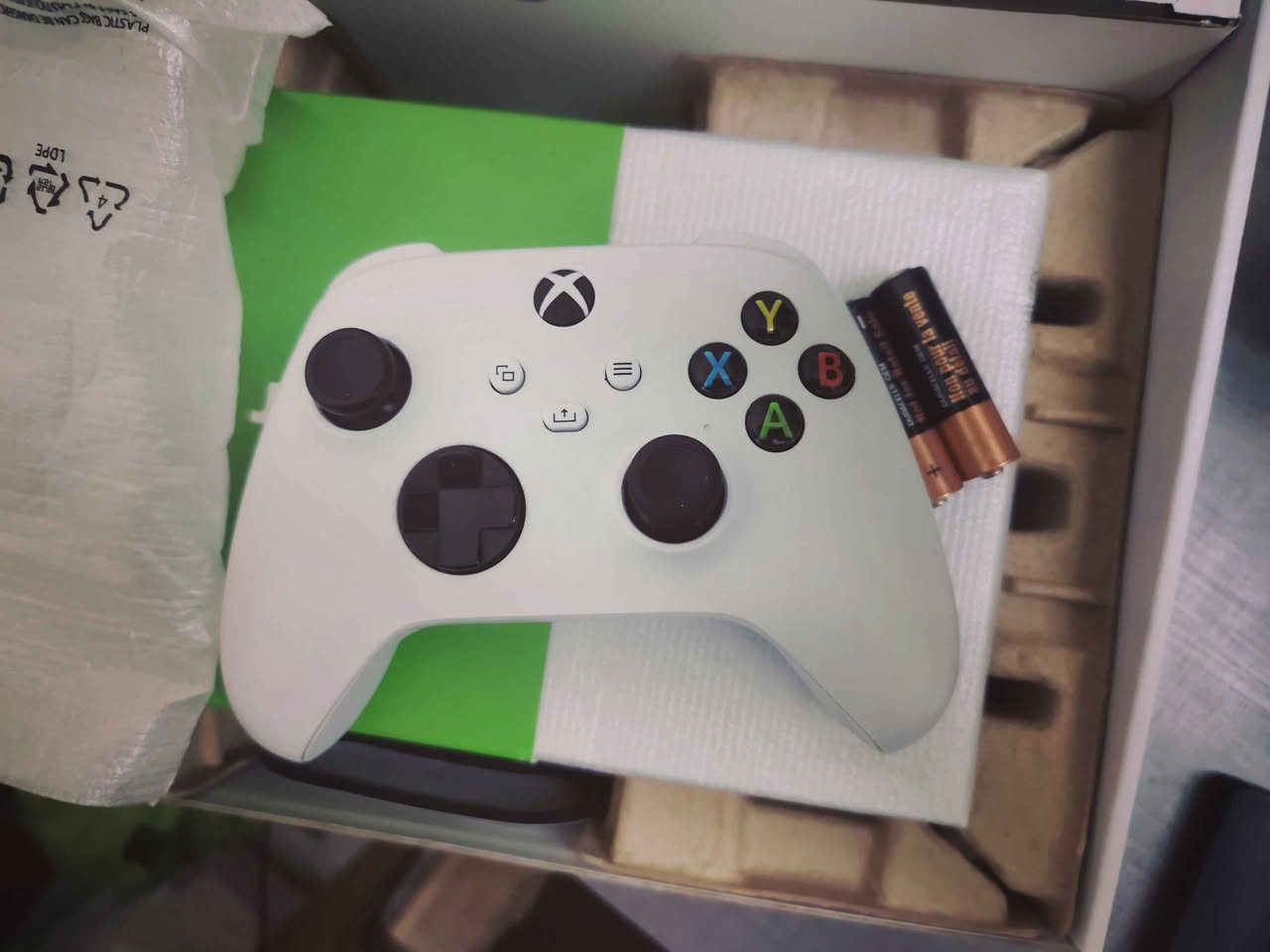 اكسبوكس سيرس اس مع كيم باس شهر وتنزيل ٣ العاب و بطاريات شحن عدد اثنين اكسبوكس شرط فحص وضمان تجربه يله *********** بغداد, العراق
