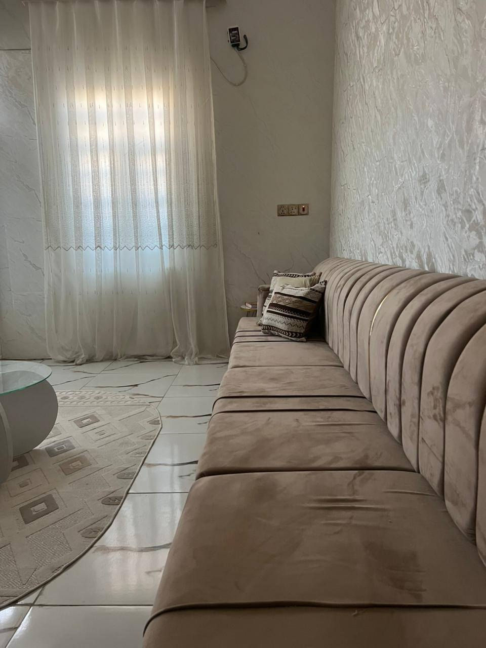 بيت ١٠٠م بناء بلوك كونكريت مسلح بناء حديث يباع مع الاثاث ..طابق واحد غرفه نوم استقبال صاله مطبخ طارمه صحيات ٢داخليه وخارجيه ..فرع ٥متر خدمات مجاري متوفره للباب حي الأمين ١ شارع الحر خلف مجمع همسه للإلكترونيات فرع أسواق اي مارت ..طابو زراعي سند ٢٥ إقرار محكمه من المالك مباشرة سعر ٦٨مليون قابل للتفاوض بي مجال  للاستفسار مكتب الأوس للعقار ابو سجاد*********** ابو وائل *********** تفاوض مع صاحب البيت مباشر
