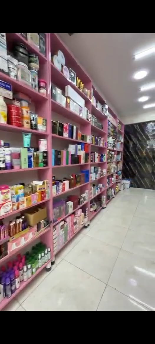 السلام عليكم متوفر عارضات رفوف عدد ١٠ وميز عرض متر ونص و ارتفاع متر و ٢٠  وديكور خلية النحل العنوان بغداد والسعر ع الخاص *********** مراسلة ع الواتساب او اتصال
