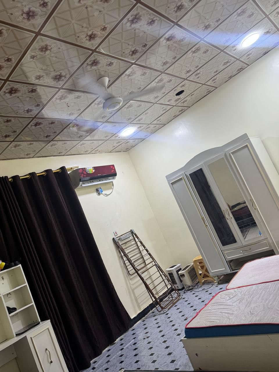 بيت للبيع 

المكصب   

مساحة البيت. ٢٧٥

زراعي 

  غرفتين. ديوان.   مطبخ حار بارد.   حديقة.  كراج 

صحيات 

السقف كونكريت 

ماء كهرباء 

البيت كامل سراميك.  مجاري. وكلشي 

الشراي يتصل.  

***********
