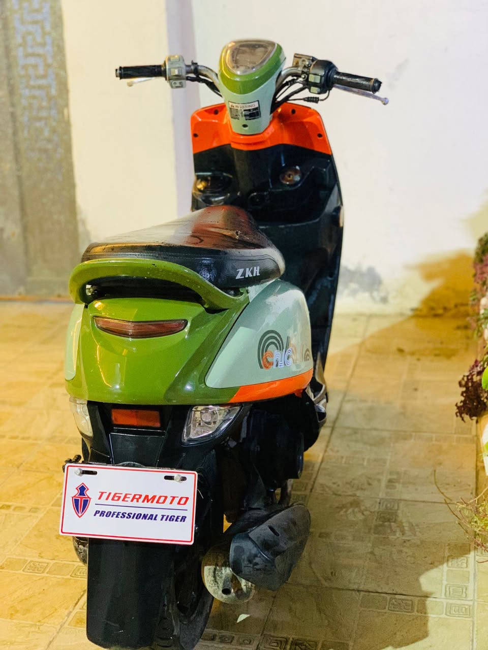 ماكس بوليسي 
السعر/450 وبيها مجال لشراي 
جاهزة مال جناي 
حله مركز المدينة 
***********
