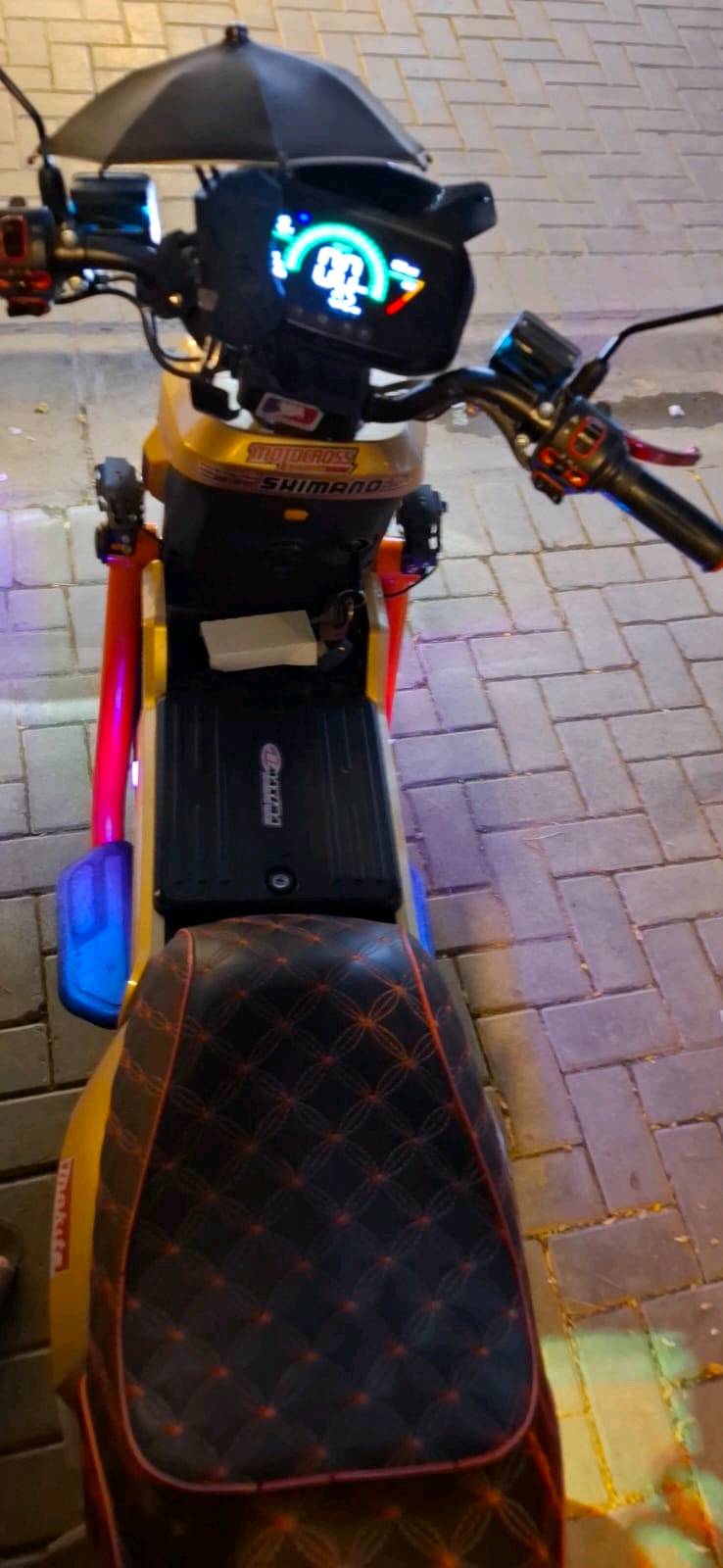 سلام عليكم دراجه f3 للبيع بطاريه ليثيوم فوسفات الحديد ٧٢ فولت ٢٠ امبير ملف ٣٠٠٠ واط شلعه طيران والمعدل طلقه والسرعه ٩٩ بالشاشه حقيقي ٧٠ الدراجه بيه مشكله انو المشكله لو بالبطاريه او البطاريه صغيره يعني ٢٠ امبير علملف ٣٠٠٠ واط .. سالت واحد ابو بطاريات ليثيوم كال يمكن لان البطاريه صغيره كاعد ايصير هبوط فولتيه كال لازم ٣٠ امبير وتعرفون الشغله اتكلف او تكدر اتحور بطاريته كرافين لازم ٦ بطاريات ولازم الامببر يكون ٣٢ او اكثر المهم الدراجه كلش نضيفه ماشيه ٢٩٠٠ شاشه تظهر الاعطال... المواصفات بك. دبل اشاره .دكمه اصلاح يعني الدراجه اذا عطل سكليتر دوس دكمه ادكوم الدراجه تمشي طبيعي او من حساس البريك يعلق بيك وانت تمشي همين دوس الدكمه وتمشي طبيعي... بيه منفذ يو اس بي... لايت زنون عالي ناصي الدراجه فول بس الدراجه بيه الدرع البرتقالي الي هيه مال اتحط رجلك عليه على اليسرى طالعه من مكانه بسبب وقعه بالدراجه ماماثره بس طالعه اشويه السعر ٦٠٠ وبيه مجال بسيط