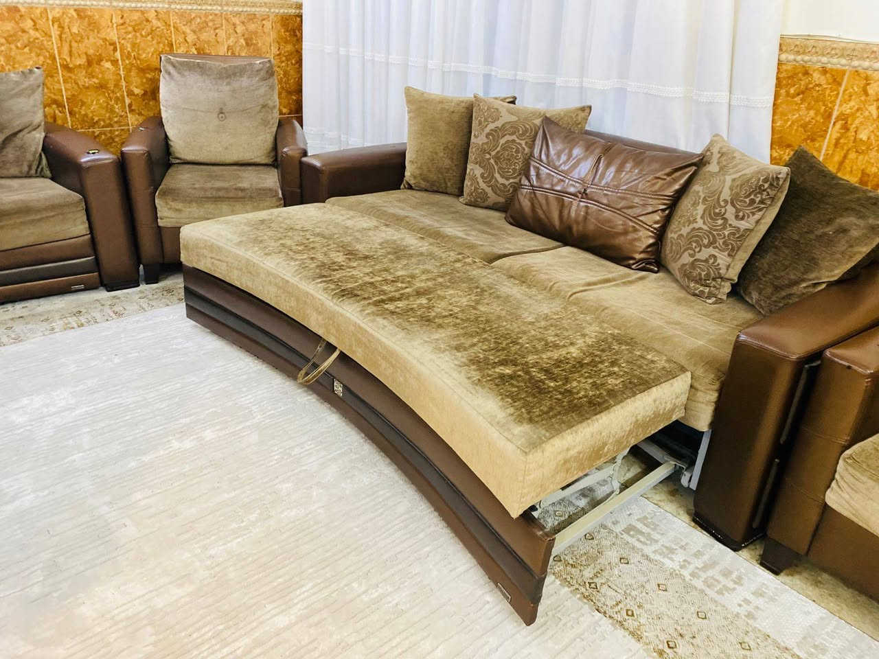 السلام عليكم للبيع اخواني الاعزاء اليوم جايبين لكم قنفات فصال تركي كرويتات سرير القنفات يتكون من كراسي 4 وقنفات اثنين للبيع واللي يحب يتواصل يتصل على هاي الارقام السعر مناسب جدا جدا
*********** 
***********
