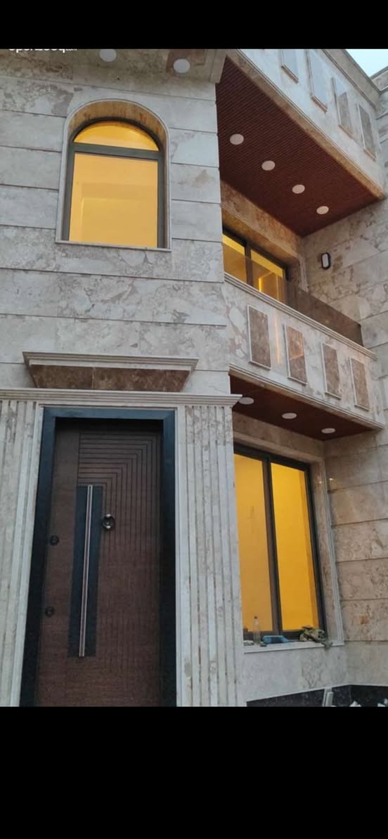 دار سكن حديث للبيع 🏠
📍 الموقع: الوزيرية – شارع المغرب – نجيب باشا

✨ المواصفات:
 • المساحة: 200 م²
 • الواجهة: 8 م × النزال 25 م
 • بناء حديث 2025
 • فول درجى اولى نار
 • واجهة مرمر – أرضية مرمر
 • شبابيك ألمنيوم تركي
 • أبواب قاصة منضومة
 • سبالت دفن منضومة
 • كاميرات مراقبة
 • أنابيب غاز دفن
 • يحتوي على مدخلين
 • استقبال، مطبخ، خدمات حولية كبيرة
 • 6 غرف نوم (سويتات)

📞 للاستفسار والمراجعة:
مكتب قصر المغرب للتطوير العقاري
📱 ***********
⸻
