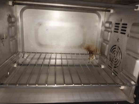 السلام عليكم عندي غراض منزليه مستخدمه للبيع براد ماء وأوفن شوي وسيارة أطفال سعر الكل 100 الف للتواصل ***********
