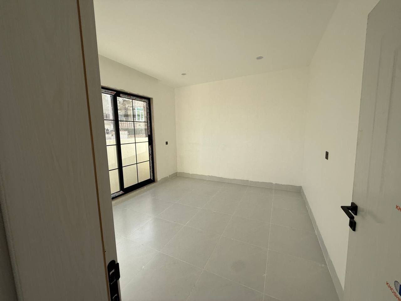 أربيل-بيت للبيع 5حساروك مقابل حديقه
طابو ( صرف )
 قرب شارع كورنيش
➖مساحة 137M طابقين ركن
يتكون⤵️
➖4غرف نوم 
➖استقبال-صاله-مطبخ-مجموعه صحيات-كراج
السعر :  كلش مناسب
رقم الاتصال لو واتساب
***********الاتصال
واتساب ***********
