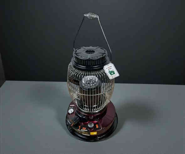 صوبة كيروسين توربو كبيرة XF-4400
الاستخدامات
تدفئة الغرف والمنازل في الأجواء الباردة بكفاءة عالية.
مناسبة للاستخدام داخل المكاتب والمحلات.
مثالية للرحلات والتخييم بفضل مقبض الحمل العلوي.
يمكن استخدامها لتسخين الماء أو الطبخ الخفيف عند وضع إناء على السطح العلوي.
المميزات
قدرة تدفئة قوية بنظام Super Turbo يوزّع الحرارة بسرعة في كامل المكان.
خزان وقود كبير سعة 6 لترات يمنح وقت تشغيل طويل دون الحاجة للتعبئة المتكررة.
مؤشر قياس وقود واضح لسهولة معرفة مستوى البنزين (كيروسين).
شبك حماية كامل حول الشعلة لزيادة الأمان ومنع ملامسة الحرارة.
سويتش أمان يفصل التشغيل تلقائيًا عند الاهتزاز أو السقوط.
فتحة تعبئة واسعة لسهولة تعبئة الوقود بدون انسكاب.
تصميم قوي ومتين بلون خمري معدني مقاوم للحرارة والاستخدام اليومي.
نظام إشعال يدوي سهل وسريع.
فتحات تهوية سفلية لتحسين احتراق الوقود وزيادة كفاءة الحرارة.
المواد:
الهيكل معدني بالكامل، مع خزان وقود معدني مقاوم للصدأ، وزجاج مقاوم للحرارة في منطقة الشعلة.
محتويات الصندوق
صوبة كيروسين توربو XF-4400
فتّاحة/سيفون تعبئة الوقود (مضخة يدوية لتعبئة الكيروسين بسهولة)
دليل الاستخدام
قدّاحة إشعال
فتيلة صوبة احتياطية عالية الجودة
إضافات السلامة (حسب التغليف)
الملاحظات
تعمل فقط على كيروسين نظيف لضمان أداء أفضل وعمر أطول.
يجب تشغيلها في مكان جيّد التهوية.
يُمنع تعبئة الوقود أثناء تشغيل الصوبة.
يُفضّل إبعادها عن الأطفال والأثاث القابل للاشتعال.
قياس الكارتون: طول 42 × عرض 42 × ارتفاع 60 سم
*********** سميل, دهوك
