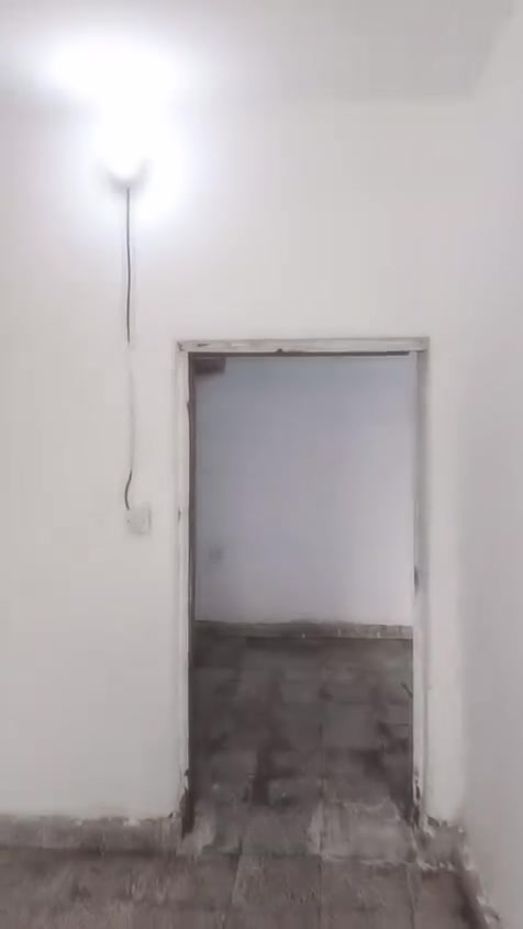 بيت للايجار بمنطقه الشعب شارع عدن خلف مدرسه الاصمعي قريب ع جامع الجهاد 
المساحه ٦٠ متر 
البيت مدخلين 
طرمه 
استقبال 
هول 
مطبخ 
صحياات 
طابق الثاني 
غرفتين نوم 
للاستفسار اني صاحب البيت مو دلال 
خاص 
او واتس اب ***********
