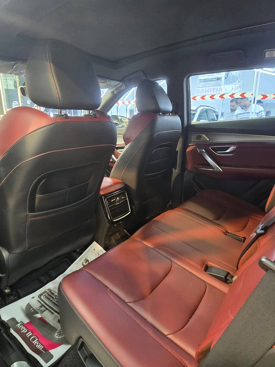 جيتورx70 بلس للبيع
سعر ١٦٠ ورقه

جيتور X70 بلس هي الفئة الوسطى 7 مقاعد، بمحرك 1.6
شركة هارلم
 العزم*: 290 نيوتن 4 سلندر 197 حصان ناقل الحركة*: أوتوماتيك 7 سرعات DCTالتسارع 0-100 حوالي 8 ثواني استهلاك الوقود*: 12.8 - 13.7 كم/لتر خزان الوقود*: 57 لتر
-ويلل ألمنيوم 20 إنش
- إضاءة LED أمامية وخلفية مع إضاءة نهارية
- فتحة سقف بانورامية
- باب شنطة كهربائي 
- مرايا جانبية كهربائية قابلة للطي 
- حساسات مطر، إضاءة ترحيبية، 
- إضاءة داخلية بلون وآحد فيروزي. 
-كاميرا 360 درجة. 
-نظام النقطة العمياء،
- تحذير مغادرة المسار.
- مثبت سرعه. 
-دخول ذكي (إذا اقتربت من السيارة تفتح لوحدها من غير لمس الريموت  إذا ابتعدت منها تغلق اتوماتيك). 
-إمكانية فتح النوافذ من الريموت. 
- كبح طوارئ متقدم. 
- حساسات ضغط الإطارات. 
-مساعد نزول المنحدرات. 
-مكيف مستقل للصف الخلفي(قطعتين). 
- شاشتين 10.25 إنش: عدادات + شاشة وسطية.
-قراءة نسبة التلوث خارج وداخل السيارة مع امكانية تنقية الهواء. 
-نظام carbitlink .
- شحن لاسلكي 40 واط. 
- 6 سماعات. 
- مقاعد جلد مثقبة.
  الموديل2024
53000 KM
***********
بغداد العامريه
سعر ١٦٠ ورقه وبيها مجال
