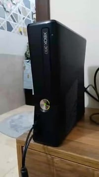 XBOX 360 جهاز عندي مضموم جهاز كلش نضيف مثل ما مبين بصوره جهاز بحاله جد...