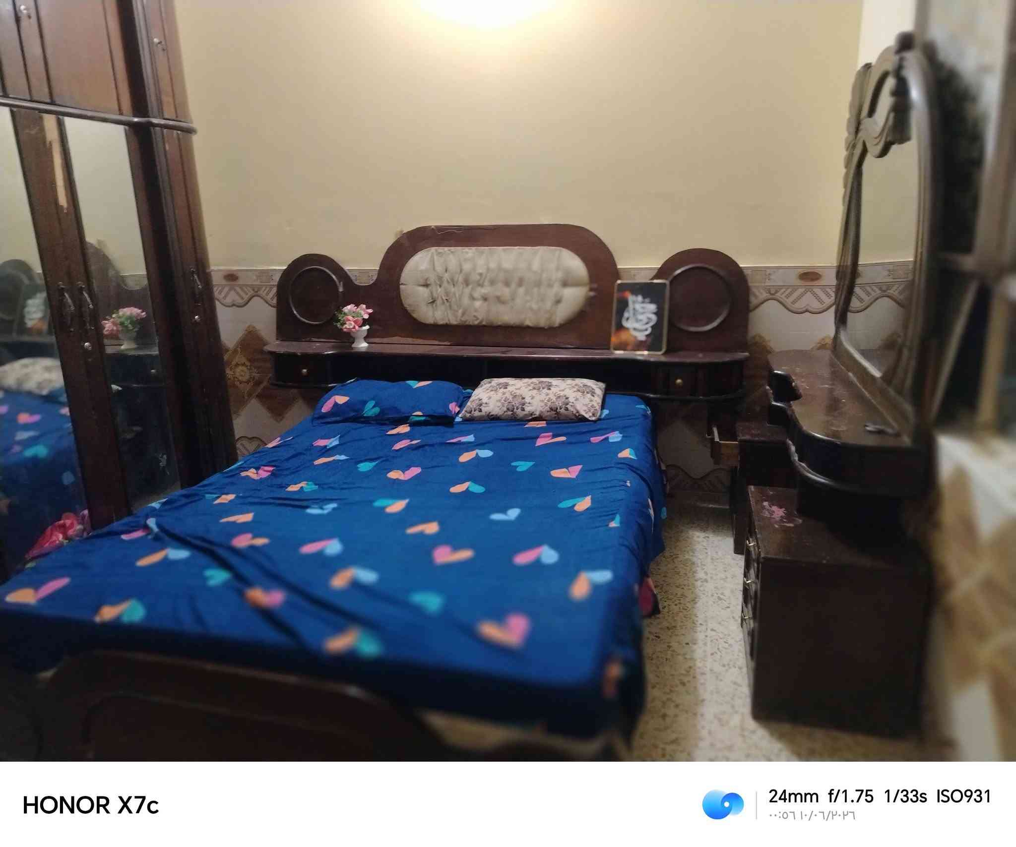 سلام عليكم غرفه اخشاب مصري عشر قطع بعد زاويه وياه +دوشك نفرين اصلي مابيه كل نقص تفله منا تركب منا سعره 350وبيه مجال حك جيه رقمي ***********واني خادم ما متواجد عل فيس سبب لبيع ماعندي مكان
